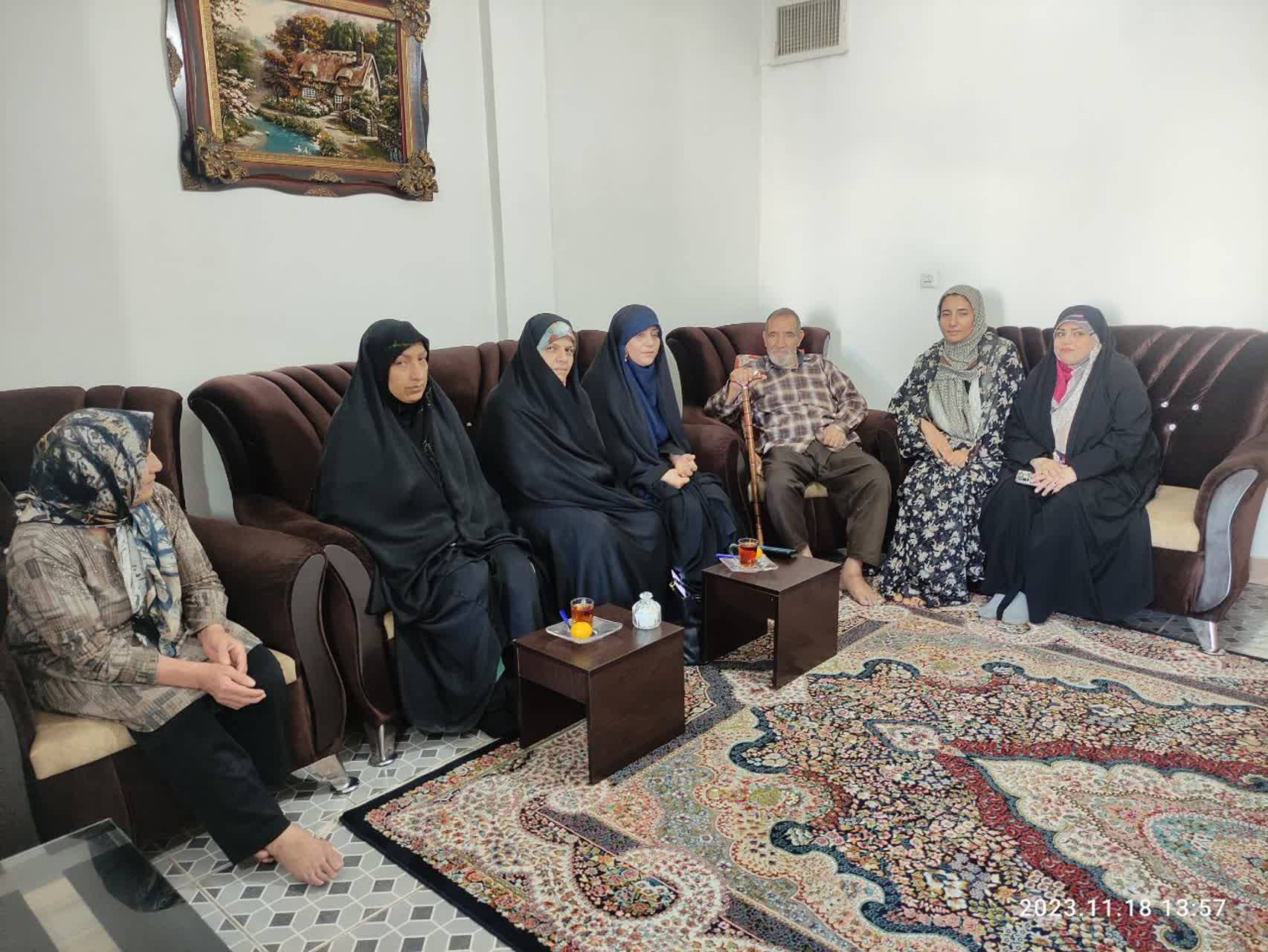 دیدار از خانم جوانی که ۴سال به پرستاری پدر مشغول است به مناسبت به مناسب ولادت حضرت زینب(س) و روز پرستار