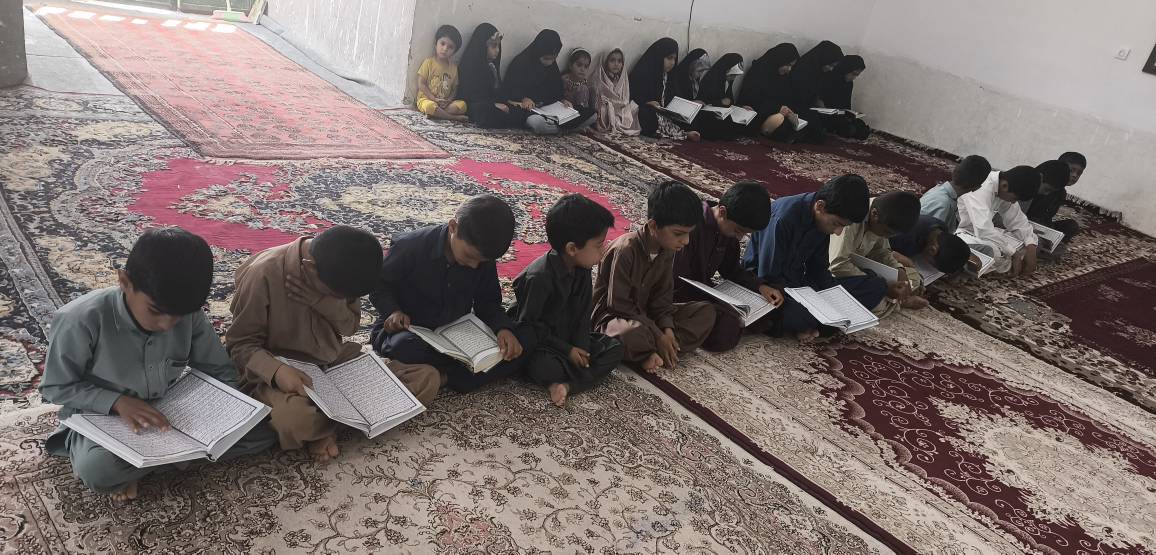 کلاس قرآن در روستای برفی