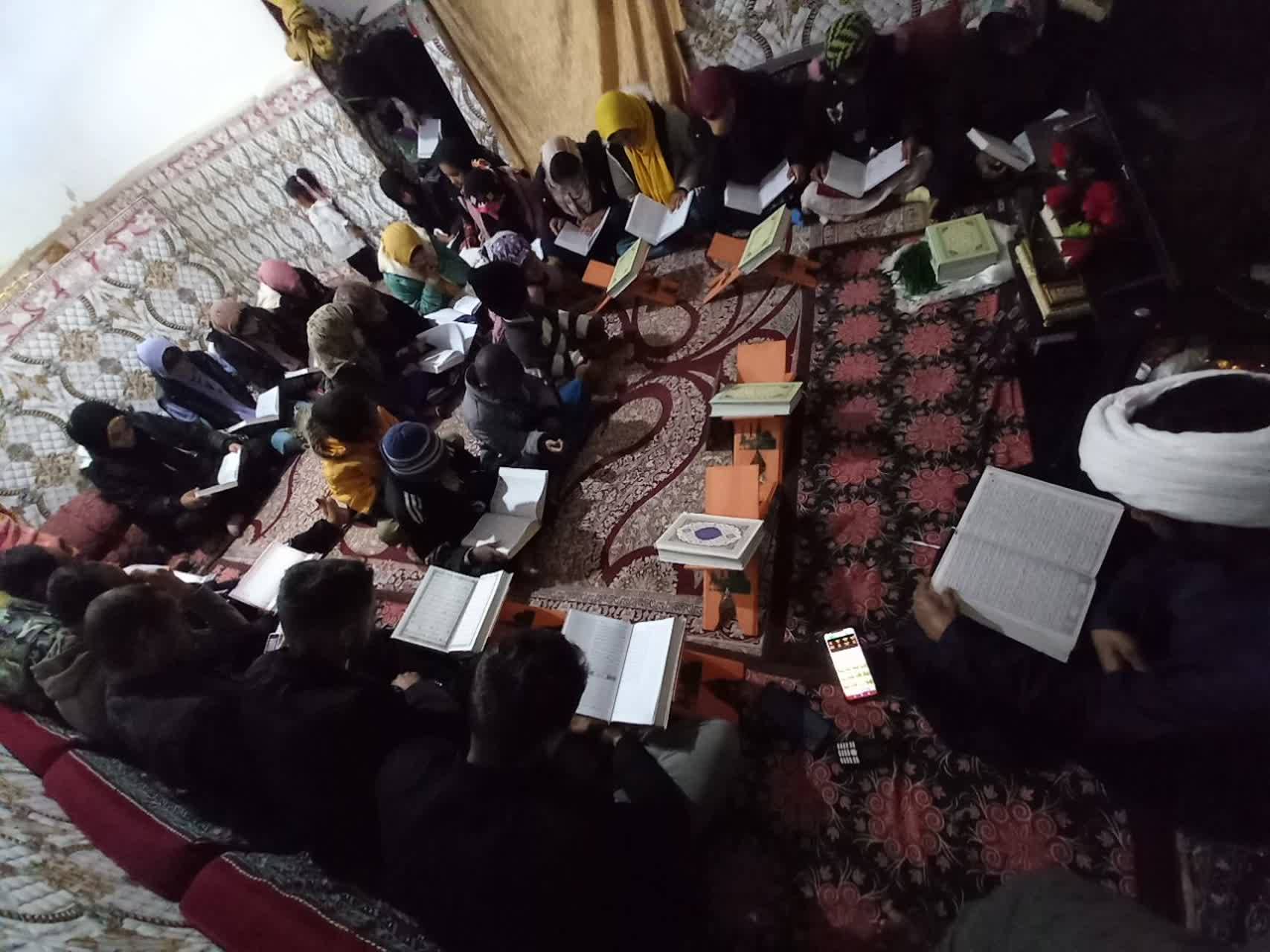 جلسه هفتگی قرآن کریم در خانه اهالی کانون مسجد روستای ده گودال جازموریان