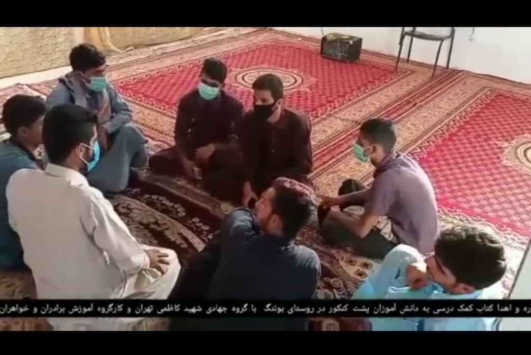 مشاوره و اهدای کتب کمک درسی به دانش آموزان کنکوری