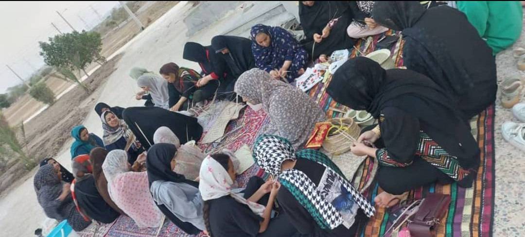 گزارش آموزش صنایع دستی و بافت حصیر در منطقه دوهزار بندرعباس به بانوان و نوجوانان