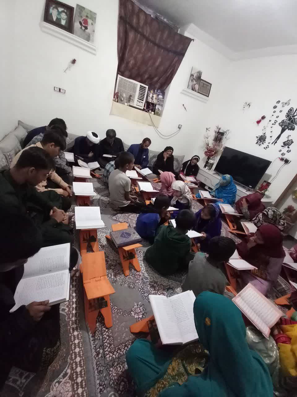 جلسه هفتگی قرآن کریم در خانه اهالی روستای ده گودال