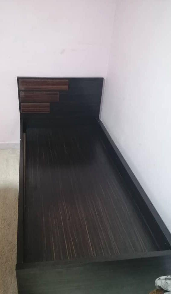 اهدای یک تخت خواب یک نفره به یک خانواده کم برخوردار