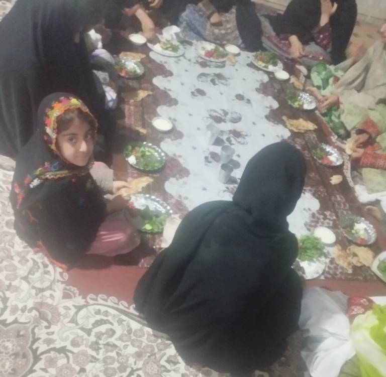 برگزاری  سفره افطاری ساده دختران قرآنی در کانون مسجد روستای چاهدازو
